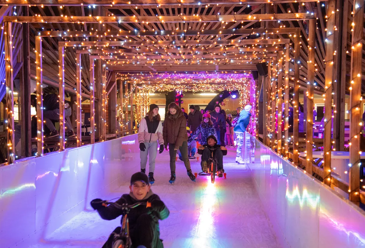 Familie fahren Schlittschuh am «Uster on Ice».